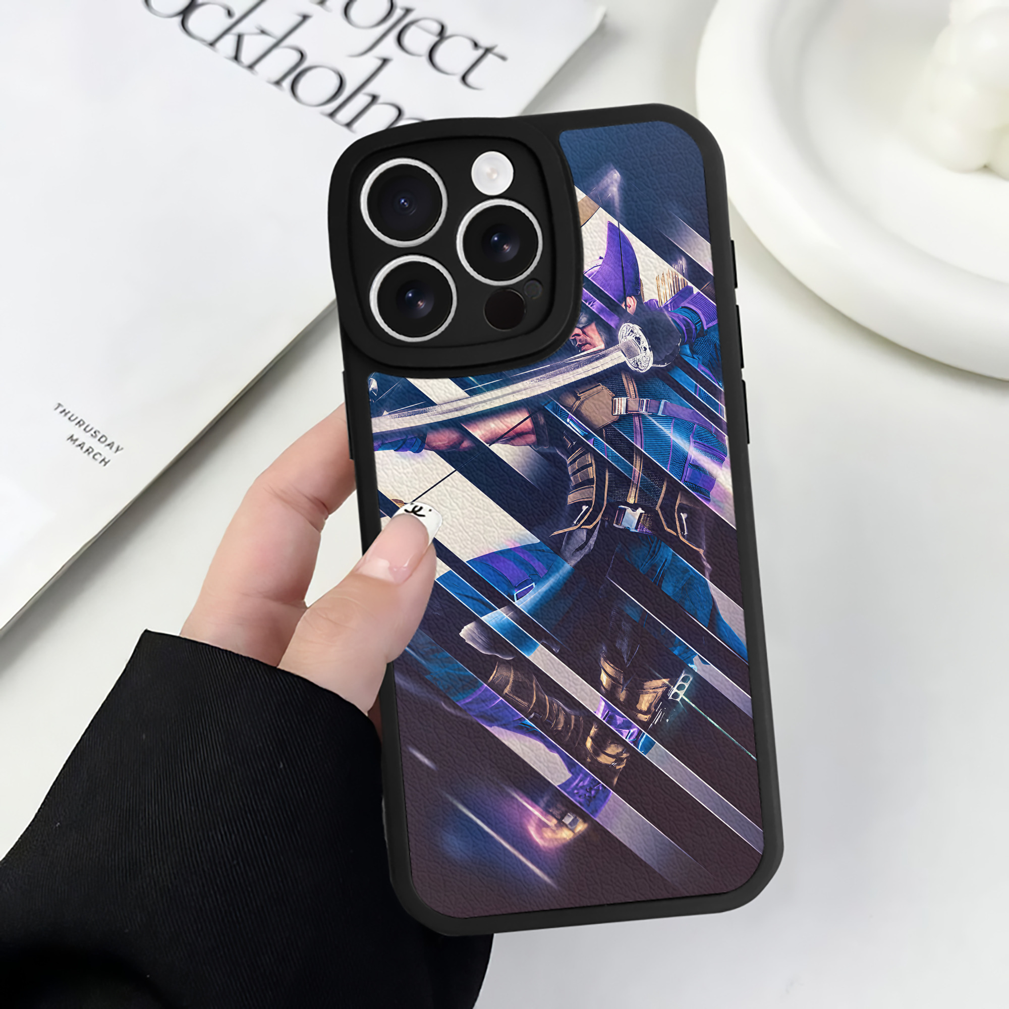 （画像用） アベンジャーズ The Avengers 【iPhone 16シリーズ対応】シリコンスマホケース（レザー調） 材質：シリコン